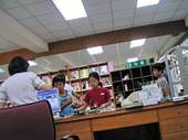 忙碌的服務台，借書人潮一個接一個。