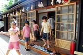 休息時間,孩子奔到院子裡自由行動。