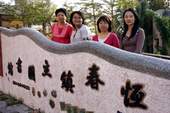 好的老師、熱心的館長與館員造就出恆春鎮立圖書館的精采內涵。(耿詩婷攝)