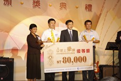 行政院院長劉兆玄(中) 公開表揚得獎的出版品。
