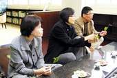 委員們席地而坐參與討論。