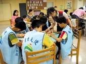 多元閱讀營隊的學員結合學習與志工服務。