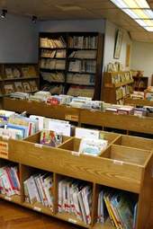 信誼親子遊戲區內還有一間繪本圖書館,提供會員借閱。