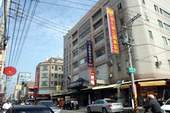 穿過人聲吵雜的菜市場，位於三樓的圖書館，鬧中取靜，宛如沙漠中的綠洲，為當地綻放美麗的學習花朵。