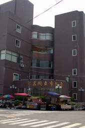 年輕充滿活力的南投市立圖書館。