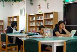 到處可見到親子閱讀享受書香。