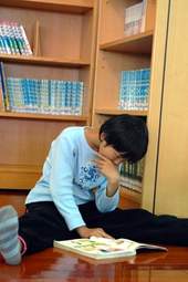 學童享受書香閱讀之樂。