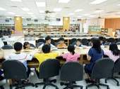 圖書館內經常擠滿了人。
