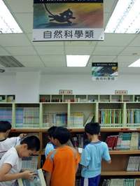 圖書館內經常擠滿了人。