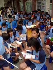 小朋友隨興閱讀享受書香世界。