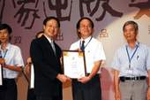 《書香遠傳》獲奬,國中圖由副館長鄭慕寧(右) 代表,從研考會主委江宜樺手中接過奬項。