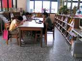 期刊區以書櫥隔出獨立空間，自成一格。