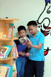 坪林圖書館落成吸引小朋友駐足閱讀。