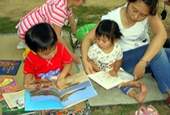 親子共讀、或者聽故事，都可以培養孩子的耐心。