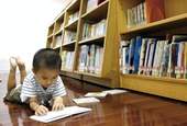 兒童區的木造地板與低書櫃可以讓小朋友自在看書。