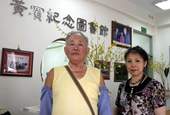 劉爺爺(左) 天天到圖書館報到。