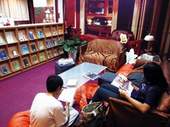 來這裡看書，鞋子脫掉也沒關係。