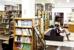 瑞芳鎮立圖書館一景。