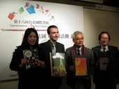 2010台北國際書展以法國為主題,(右起)新聞局出版處副處長陳俊華、台北書展基金會董事長林載爵、周子牧、書展基金會執行長林文琪合影。