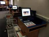 館內有大量的自助借還書機器。