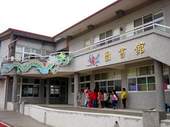圖書館北面,以代表地方廟會活動的龍陣為象徵符號。
