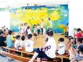 邀請小茶壺劇團至圖書館演出,是假日頗受歡迎的藝文活動。(新塭國小提供)