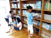多功能圖書館中提供豐富閱讀資源。
