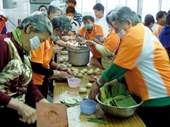 社區民眾教學童做傳統炊粿。