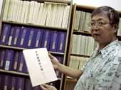 台灣文獻館研究員陳文添,手中拿著一本整理完峻的台灣總督府官報,希望對日治時期歷史有興趣者多來尋寶。