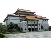 台灣文獻館史蹟大樓,採中國北方宮殿式外型設計,以展現敍述台灣自史前時期生活遺跡,開發台灣過程,有系統展示台灣歷史發展過程。