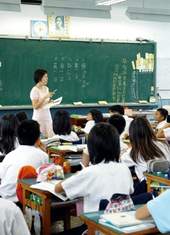 情境引導讓學生享受書香世界。