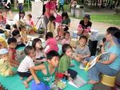 在炎炎夏日中，小朋友靜靜地聽故事。(圖/書香文化協會提供)
