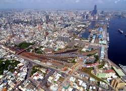 鳥瞰高雄火車站與高雄港。