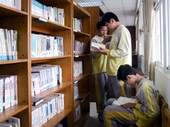 書庫擺放座椅方便學生瀏覽書籍。