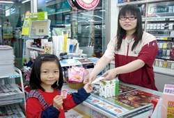 學生到母語商店用母語買東西得到榮譽卡。