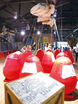 「走出自我的年輕人」展覽，鼓勵年輕人在職場中當個不倒翁。