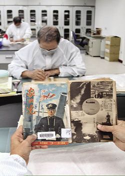 臺灣圖書醫院不刻意將書籍拉皮整形，盡可能恢復健康狀態，呈現書本原貌。