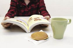 看書不喝飲料、不吃東西，才不會留下污漬。