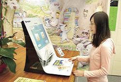 自動借書系統全年無休，相當便民。