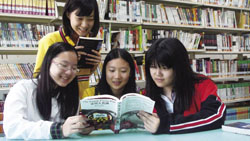 左營國中學生在書海中打滾。