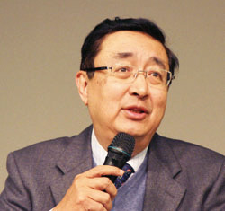 顧敏以「知識戰爭中的機構典藏」為軸，期盼尋求中庸之道的圖書館。