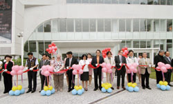 教育部長蔣偉寧(左五)、國中圖館長呂春嬌(左六)及參與貴賓,在民眾的欣喜祝福下剪綵,正式宣示國中圖數位新紀元的到來。