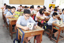 每天晨讀10分鐘讓學生安定心靈，做好一天學習的準備。(潘云薇攝)