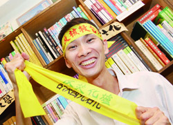 「洪雅書房房主余國信以書會友，建立資源分享及交流
對話的平台，將關懷臺灣這片土地的理念實踐於社運行動上。