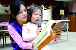 孩子參與「親子不只讀經班」後變得更有自信,還會主動拿起麥克風朗誦經典。