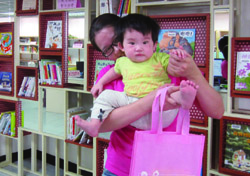 圖書館新規劃出0 至3 歲嬰幼兒閱讀專區，讓讀者可享受親子的美好共讀時光。