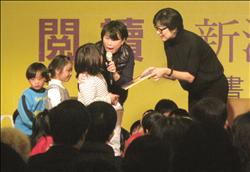 林青霞(右)贈書給臺東偏鄉地區的小朋友。(文化部提供)