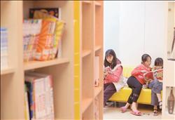 孩子們共讀一本漫畫，分享書中發現的驚奇。