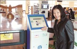 在借書還書時系統會自動發e-mail或簡訊給讀者，以避免逾期，並提供全天候預約借書。