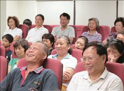 「作家撒野‧文學迴鄉」活動到桃園新屋舉辦,讀者專注地聆聽作家甘耀明的演講。